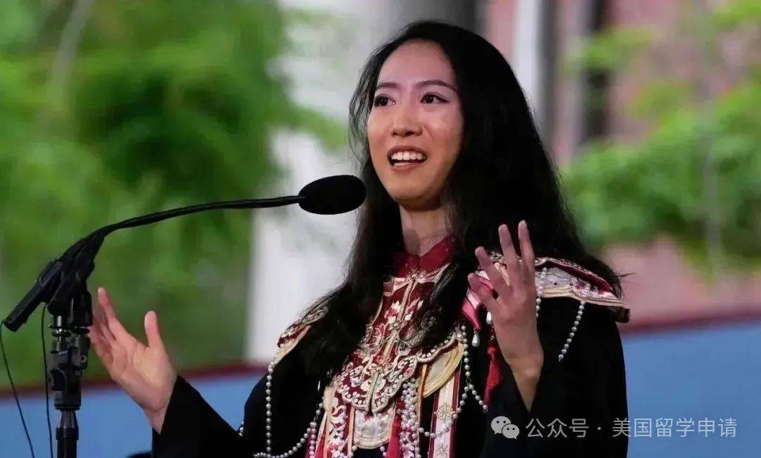 的中国女生蒋雨融来自青岛英高毕业本科就读于杜克j9九游会登录震撼全场！史上首位在哈佛毕业演讲(图2)