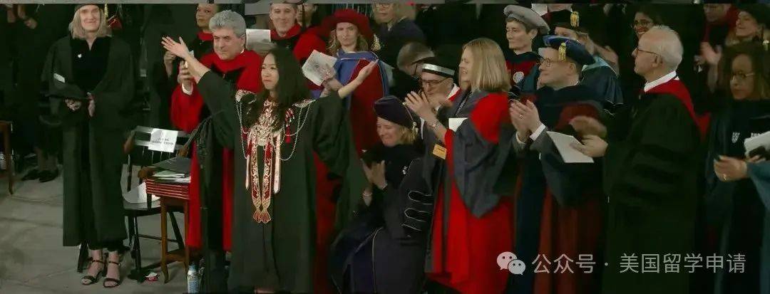 的中国女生蒋雨融来自青岛英高毕业本科就读于杜克j9九游会登录震撼全场！史上首位在哈佛毕业演讲(图3)