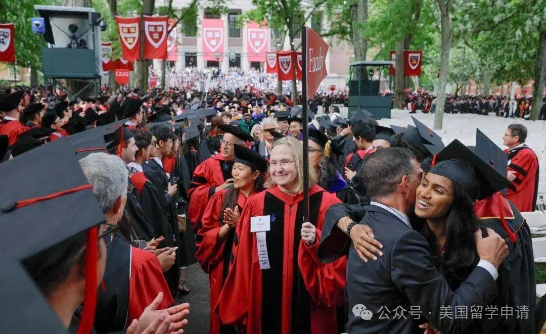的中国女生蒋雨融来自青岛英高毕业本科就读于杜克j9九游会登录震撼全场！史上首位在哈佛毕业演讲(图7)